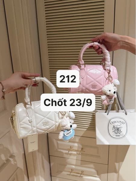 23/09 Túi vân dáng trống Chio kèm charm #HS391 - Kem